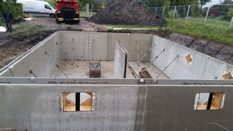 Foto van holle prefab wanden met twee betonnen schillen