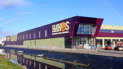Gezicht op het parkeer- en dockgedeelte van het Hanos-gebouw