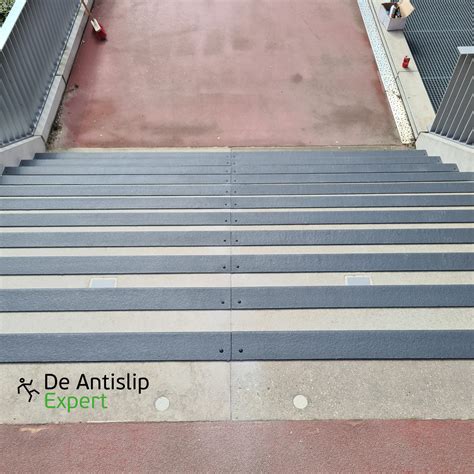 Detail van een open trapprofiel dat wordt gelijmd.