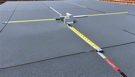 Diagram dat het benodigde afschot in de leidingen voor een doucheafvoer illustreert.