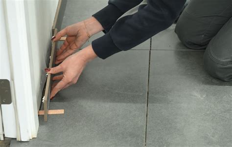 Voorbeeld van vetstrepen op een tegelvloer.