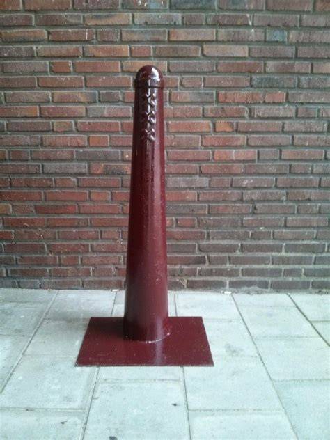 Afbeelding: Decoratieve betonnen palen zoals Amsterdammertjes en Canal Houses