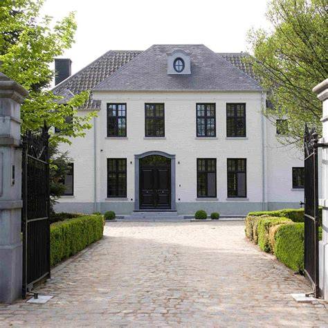 contrast lichte gevel met donkere kozijnen