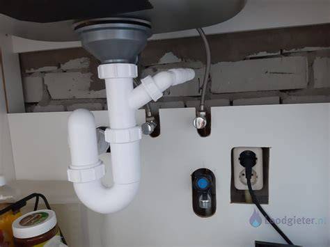 Afgewerkte installatie onder wastafel met wasmachine aansluiting