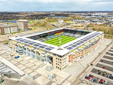 Foto van het nieuwe geveldoek van het Rat Verlegh Stadion