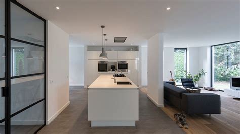 Voorbeeld van een open keuken-woonkamer met een doorlopende vloer