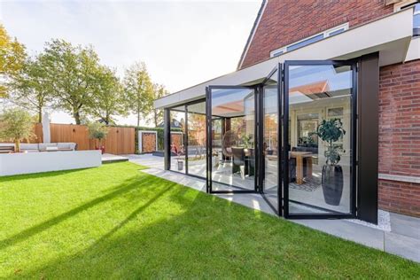 Schematische weergave van een goed geïsoleerde aanbouw met focus op daglicht en energiebesparing.