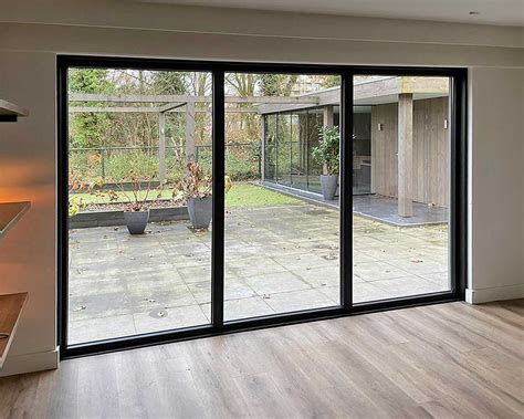 Collage van verschillende serre renovatieprojecten: nieuwe vloer, geverfde kozijnen, moderne verlichting.