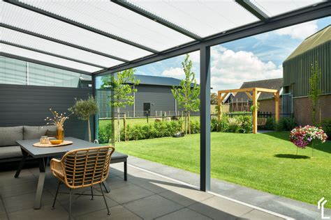 Vergelijking van een glazen serredak en een polycarbonaat serredak.