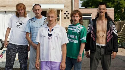 Scene uit New Kids Turbo met de hoofdpersonen in Maaskantje