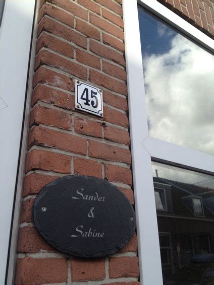 Voorbeeld van een glazen naambord naast de deur