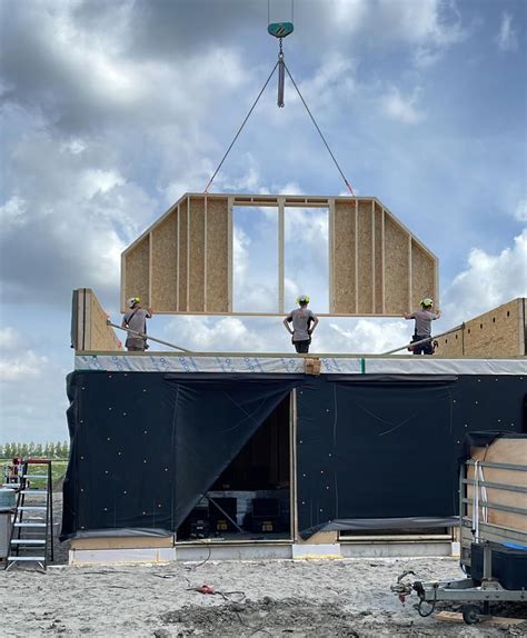 Illustratie van een prefab huis dat op locatie wordt geassembleerd