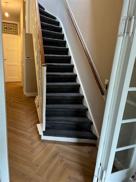 Illustratie van een trap die bekleed wordt met tapijt