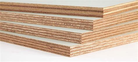 Voorbeeld van multiplex platen die geschilderd of gebeitst zijn