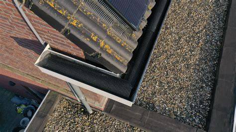 Glasvezel doek versterkt met hars in een dakgoot