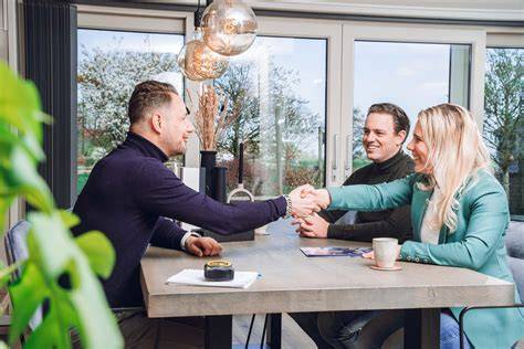 Illustratie van een adviesgesprek aan huis met voorbeeldmaterialen