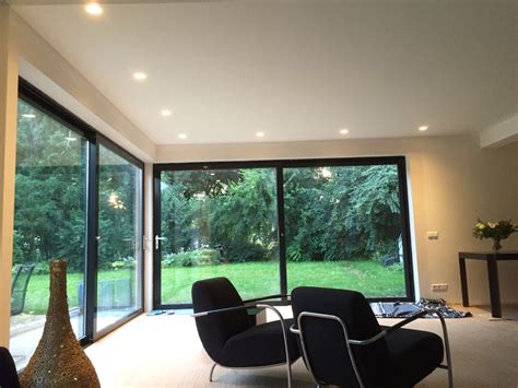 Diverse sfeervolle woonkamer met inbouwspots in het plafond