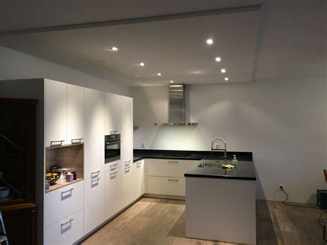 Voorbeeld van creatieve plaatsing van inbouwspots in een modern interieur