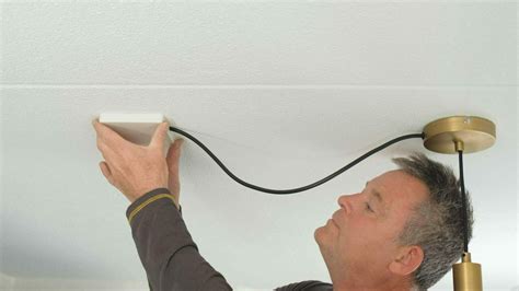 voorbeeld van een lamp die aan een kabelgoot is bevestigd