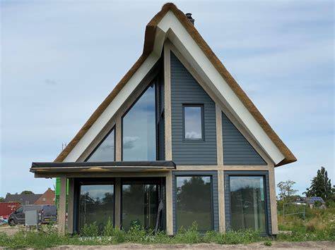 Infographic over houtskeletbouw met lagere milieubelasting en prefab voordelen