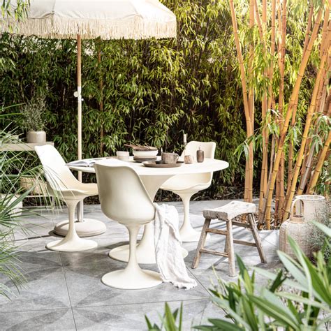 Illustratie van een sfeervol terras met vtwonen tuintegels