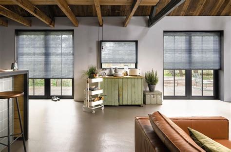 Een overzicht van de winkelruimte met diverse vloerbedekkingen en raamdecoratie