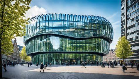 Iconische plattegrond van het vernieuwde centrumgebouw naast de oorspronkelijke gebouwen