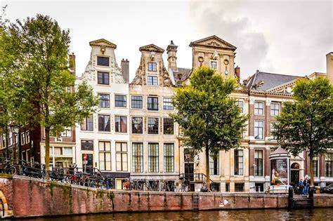 Overzicht van historische geveltypes in Amsterdam: trapgevels, halsgevels en klokgevels langs de gracht