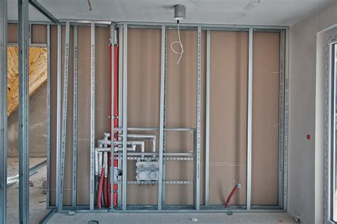 Onderdeel van een voorzetwand met isolatiemateriaal tussen houten regels