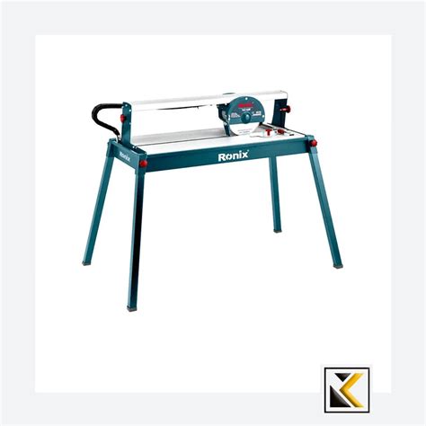 Illustratie van een elektrische tegelzaag in werking, met waterkoeling die stof reduceert