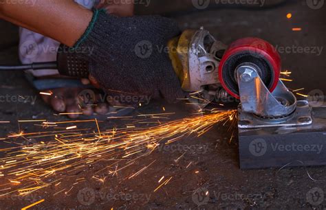 Beeld van een haakse slijper in actie, met vonken die vrijkomen bij het slijpen van metaal