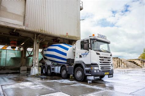 Afbeelding van een betonmolen die betonmortel aanmaakt