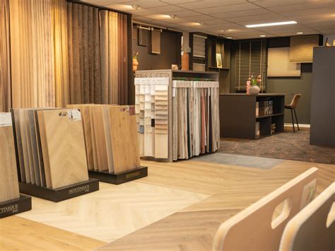 Overzicht van verschillende soorten tegels en badkamermeubels in een showroom