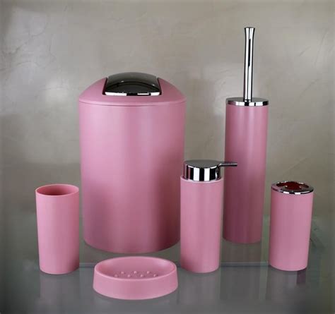Diverse badkameraccessoires in neutrale tinten