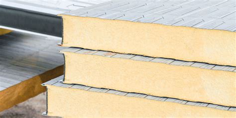 Detailfoto van PIR platen die op een vloer worden gelegd en de naden worden afgedicht met PUR schuim.