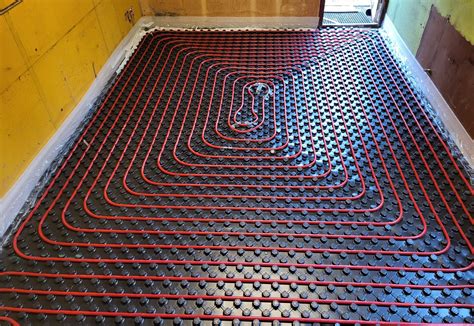 Illustratie of foto van een krimpnet met daarop gelegde vloerverwarmingbuizen in een badkamervloer.