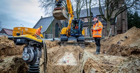 Illustratie van het graven van een paalgat met de juiste afmetingen en diepte.