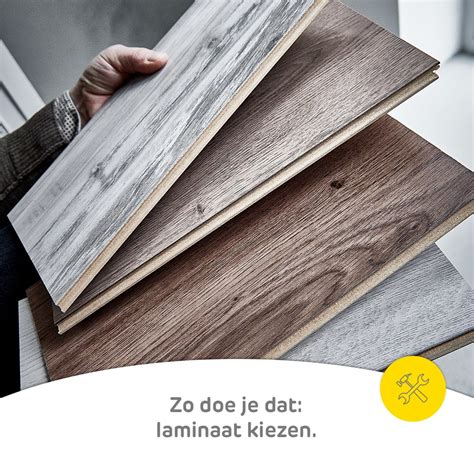 Illustratie van een brede laminaatplank met houtstructuur en V-groef