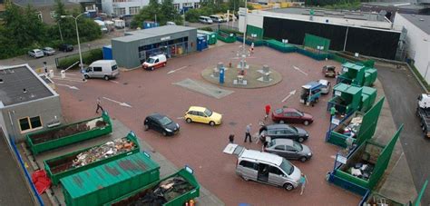 Foto van het Afvalbrengstation in Amstelveen met bezoekers en medewerkers.