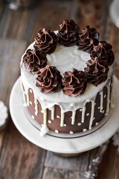 Foto: drip cake met ganache en kleurrijke decoraties