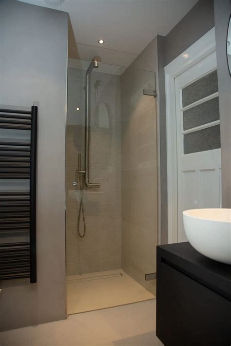 Voorbeeld van een douchecabine met schuifdeuren in een kleine badkamer