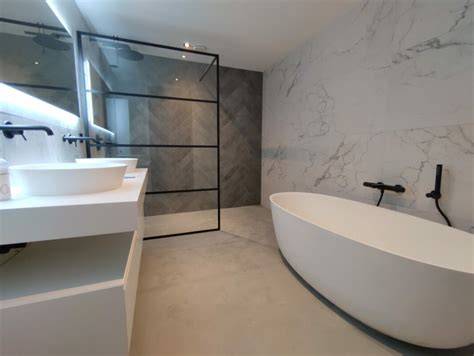Voorbeeld van wit en beige marmerlook tegels met witte voeg