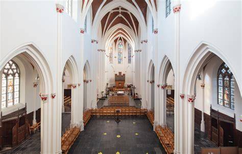 Foto: vernieuwde koorfresco en herstelde liturgische ruimte