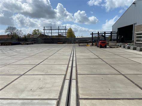 Infographic over prefab betonvloerplaat met rabatprofiel en u-borstwering
