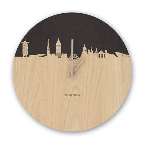 Klok met skyline ontwerp als muurdecor