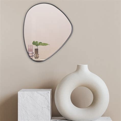 Abstracte designklok met asymmetrische vorm