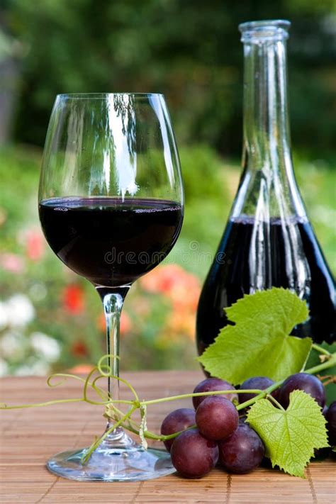 Collage van vlekveroorzakende voedingsmiddelen: koffiekopje, glas rode wijn, schaal met bessen, potje kurkuma, fles ketchup, biet.