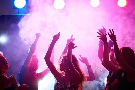 Illustratie van een bruisend feest met gasten die dansen op een verlichte discovloer