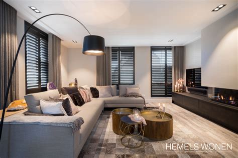 Strak afgewerkte muur in een moderne woonkamer.