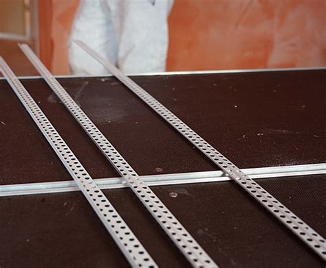 Afbeelding van een stucstop profiel dat wordt gebruikt om een rechte lijn te creëren.